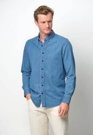 Lichtblauwe denim overhemden met een button-down kraag, voorzien van donkere knopen, lange mouwen en een licht gestructureerde stof.