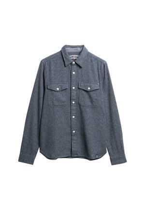 Langærmet mørkegrå skjorte med knapper, to forlommer med klapper og knapper samt en krave, vist på hvid baggrund.