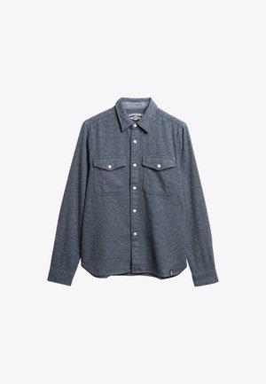 Langärmeliges dunkelgraues Hemd mit durchgehender Knopfleiste, zwei frontalen Klappentaschen mit Knöpfen und Kragen, auf weißem Hintergrund dargestellt.