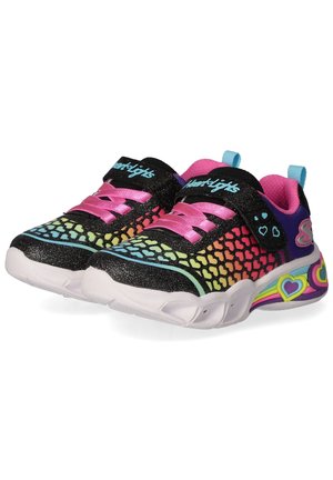 Zwarte sneakers met regenboog hartpatronen, roze accenten, reflecterende overlays, klittenbandsluiting en witte zool. Kenmerken een glinsterende textuur.
