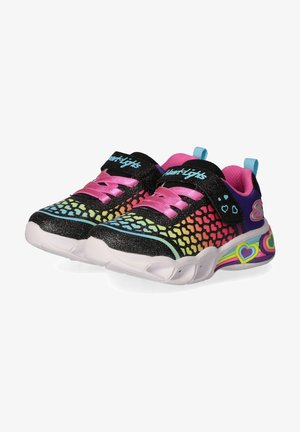 Schwarze Sneakers mit Regenbogenherzen, pinken Akzenten, reflektierenden Überzügen, Klettverschluss und weißer Sohle. Verfügt über einen funkelnden Textur.