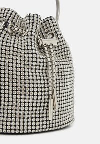 Borsa a secchiello nera coperta di strass argentati, con coulisse in catena argentata e dettagli hardware per la chiusura. Base rotonda.