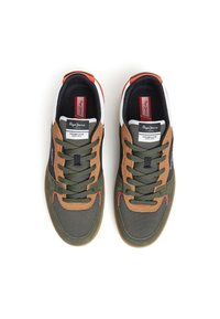 Zapatillas verdes y marrones con materiales de malla y ante. Presenta detalles en negro, cordones marrones, detalles rojos y suela de goma.