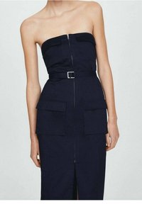 Robe midi sans bretelles bleu marine en tissu robuste, avec une fermeture éclair à l'avant, une ceinture à la taille et deux poches plaquées de chaque côté.