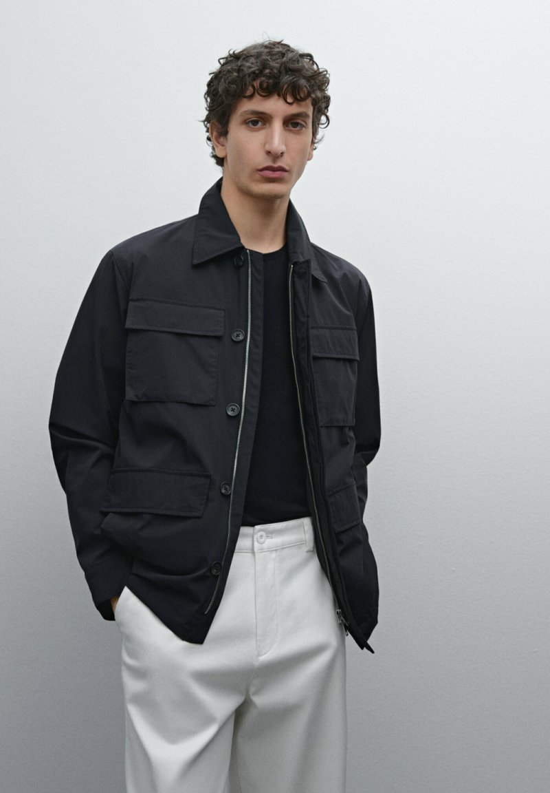 Massimo Dutti - STRETCH WITH POCKET DETAILS - Summer jacket - dark blue, Enlarge