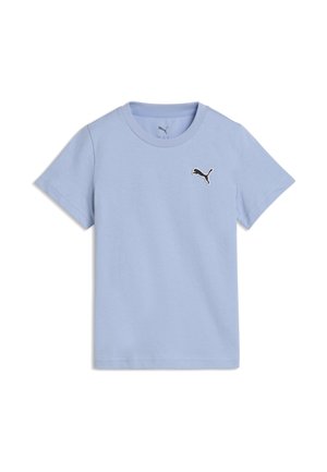 Vaaleansininen lyhythihainen t-paita, jossa pyöreä pääntie ja pieni musta Puma-logo vasemmassa rinnassa.