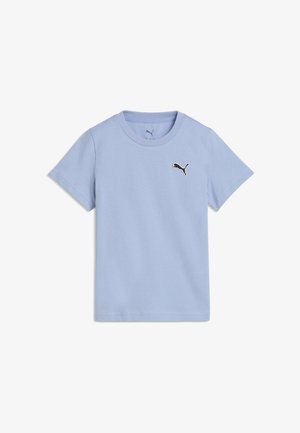 Vaaleansininen lyhythihainen t-paita, jossa pyöreä pääntie ja pieni musta Puma-logo vasemmassa rinnassa.