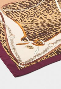 Bufanda de seda con un patrón de print de leopardo, acentos de cadena dorada y un borde burdeos. Incluye un diseño de lazo decorativo en el centro.