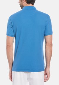 Blauw katoenen polo shirt met korte mouwen, een kraag en een effen textuur. Heeft een rechte zoom en subtiele stikseldetails.