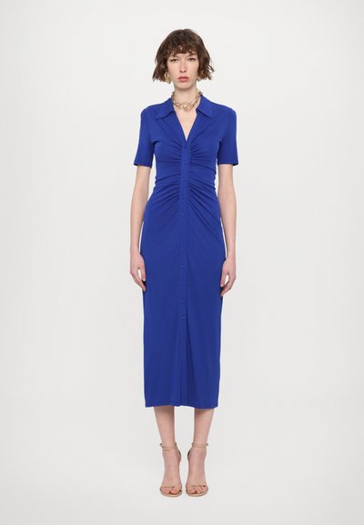 Blaues, mittelkurzes Kleid mit kurzen Ärmeln, Knopfleiste und gerafften Details. Glattes Material, gerader Schnitt und Kragen.