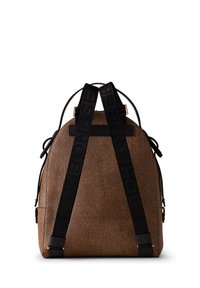 Zaino in pelle marrone con texture, forma arrotondata, spallacci neri regolabili con dettaglio del logo e finiture in tonalità oro.