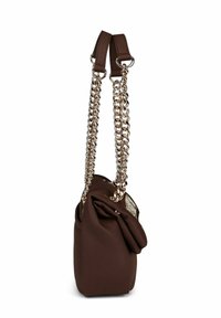 Borsa a tracolla in pelle marrone con parte superiore piegata e doppie cinghie in oro, dotata di spalline in pelle, vista di lato.