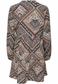 Robe à manches longues avec des poignets élastiques et un motif géométrique en losanges dans des tons noir, blanc, beige et marron.