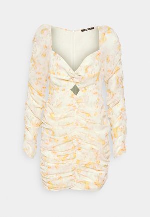 Kukullinen kukkamekko vaaleissa pastellisävyissä, jossa on neliönmuotoinen kaula-aukko, kolmanneksen mittaiset hihat ja avaus yksityiskohtana rinnassa.