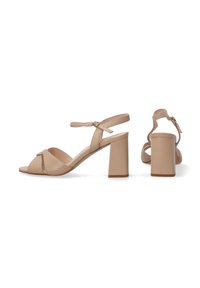 Beige Sandalen mit Knöchelriemen, die ein strappy Design, eine quadratische Zehe und einen Blockabsatz aufweisen. Hergestellt aus glattem Material mit matter Oberfläche.