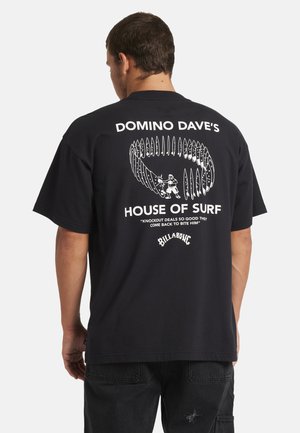 Schwarzes Baumwoll-T-Shirt mit weißem grafischem Text "DOMINO DAVE'S HOUSE OF SURF" und Surfbrett-Design auf der Rückseite. Lockerer Schnitt, kurze Ärmel.