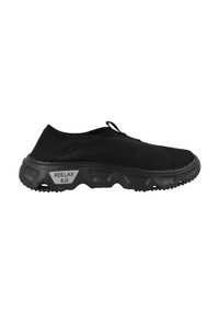 Svart treningsko med nettverksoverdel, slip-on-design og teksturert svart såle. Har merkevareakcenten "REELAX 6.0" på siden.