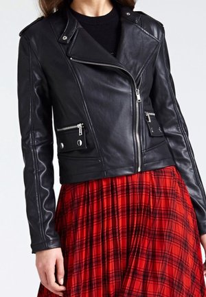 Giacca da moto in pelle nera con design corto, zip diagonale e tasche con zip. Dotata di epaulettes sulle spalle e una texture liscia.