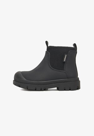 Stivale impermeabile nero alla caviglia con tomaia in gomma, punta tonda, fodera in pile e suola in gomma strutturata con profondi tacchetti.