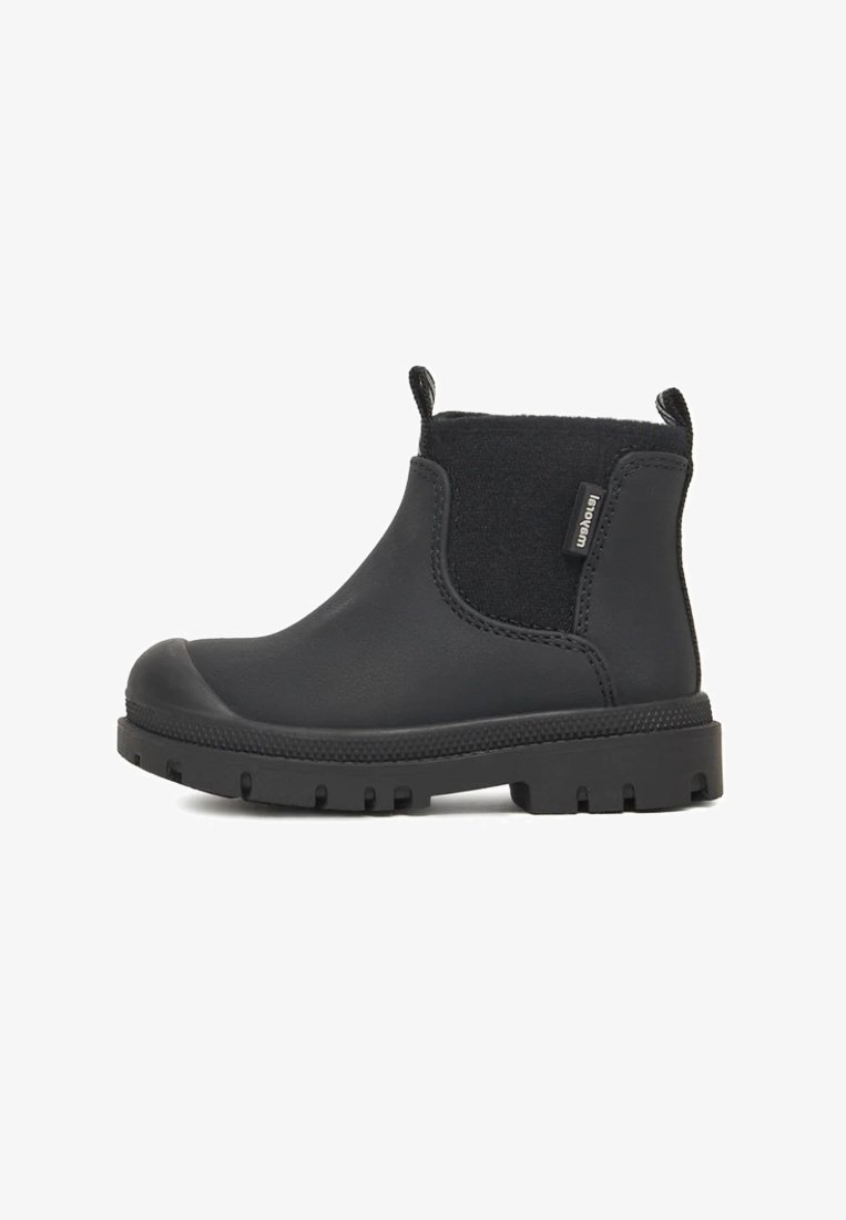 Stivale impermeabile nero alla caviglia con tomaia in gomma, punta tonda, fodera in pile e suola in gomma strutturata con profondi tacchetti.