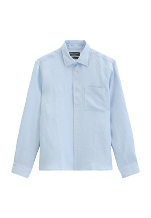Lichtblauw overhemd met lange mouwen en knopen, voorzien van een borstzakje aan de linkerkant en een klassieke kraag, plat liggend op een witte achtergrond.