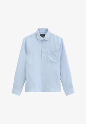 Lichtblauw overhemd met lange mouwen en knopen, voorzien van een borstzakje aan de linkerkant en een klassieke kraag, plat liggend op een witte achtergrond.