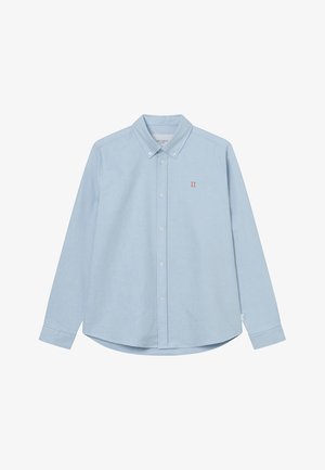 Lys blå skjorte med lange ermer, laget av bomull. Har en liten oransje brodert "II" detalj på brystet.