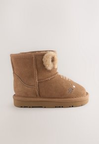 Bottine en daim marron avec un pompon pelucheux et des détails brodés en forme de visage de souris sur la zone des orteils.