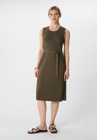 Olivengrünes ärmelloses Kleid mit taillierter Oberpartie, breitem Taillenbund und gebundenem Gürtel. Glatte Textur mit einem knielangen Rock.