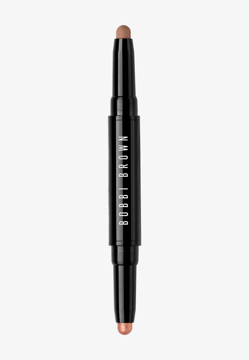 Stick per trucco a doppia estremità in un elegante case nero; un'estremità presenta una punta marrone liscia, l'altra una punta in morbido rosa metallico.
