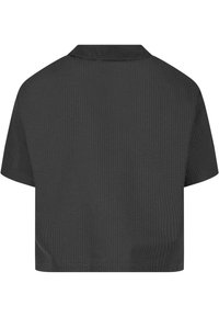 Camicia button-up corta in grigio scuro, caratterizzata da un motivo testurizzato sottile, maniche corte e colletto classico per una vestibilità rilassata.