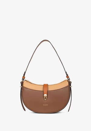 Borsa in pelle marrone e beige con forma curvilinea, dotata di una maniglia superiore e hardware dorato. Pelle testurizzata e dettaglio di chiusura centrale.