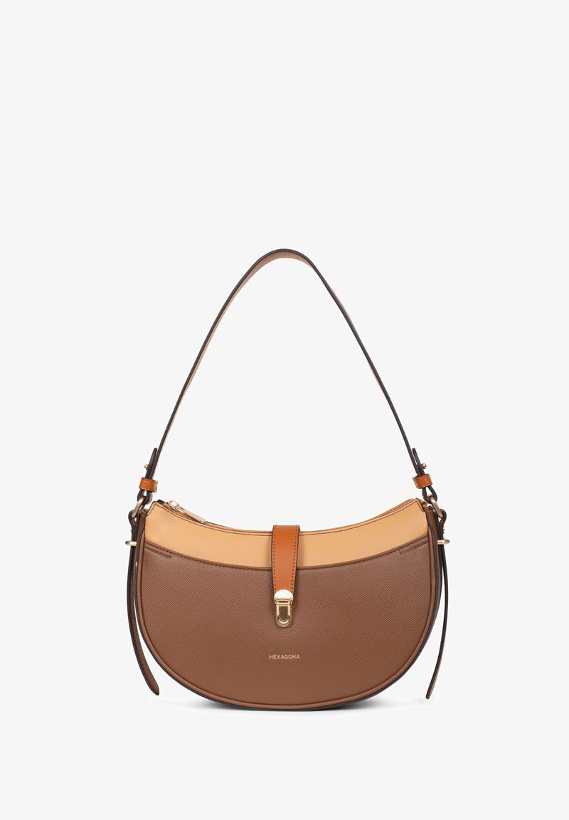 Bruine en tan lederen handtas met een gebogen vorm, voorzien van een bovenste strap en gouden hardware. Geverfde textuur van het leer en een sluiting in het midden.
