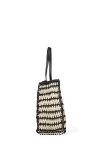 Borsa a tote intrecciata nera e crema con forma rettangolare, caratterizzata da una texture intrecciata, manici neri robusti e un motivo a righe.