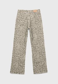 Pantalones con estampado de leopardo en beige y gris, con diseño de pierna recta, cinco bolsillos y una etiqueta de cuero marrón en la cintura.