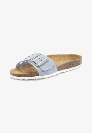 Heledsinine seemisnaha slip-on sandaal laia rihma ja hõbedase pandlaga, korkehe ja valge kummist tallaga. Omab lõigatud disaini.