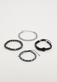 Fire armbånd: et perlearmbånd i sort, en sølv kæde, et armbånd i sort læder med knop og et bånd med stripe i metal.