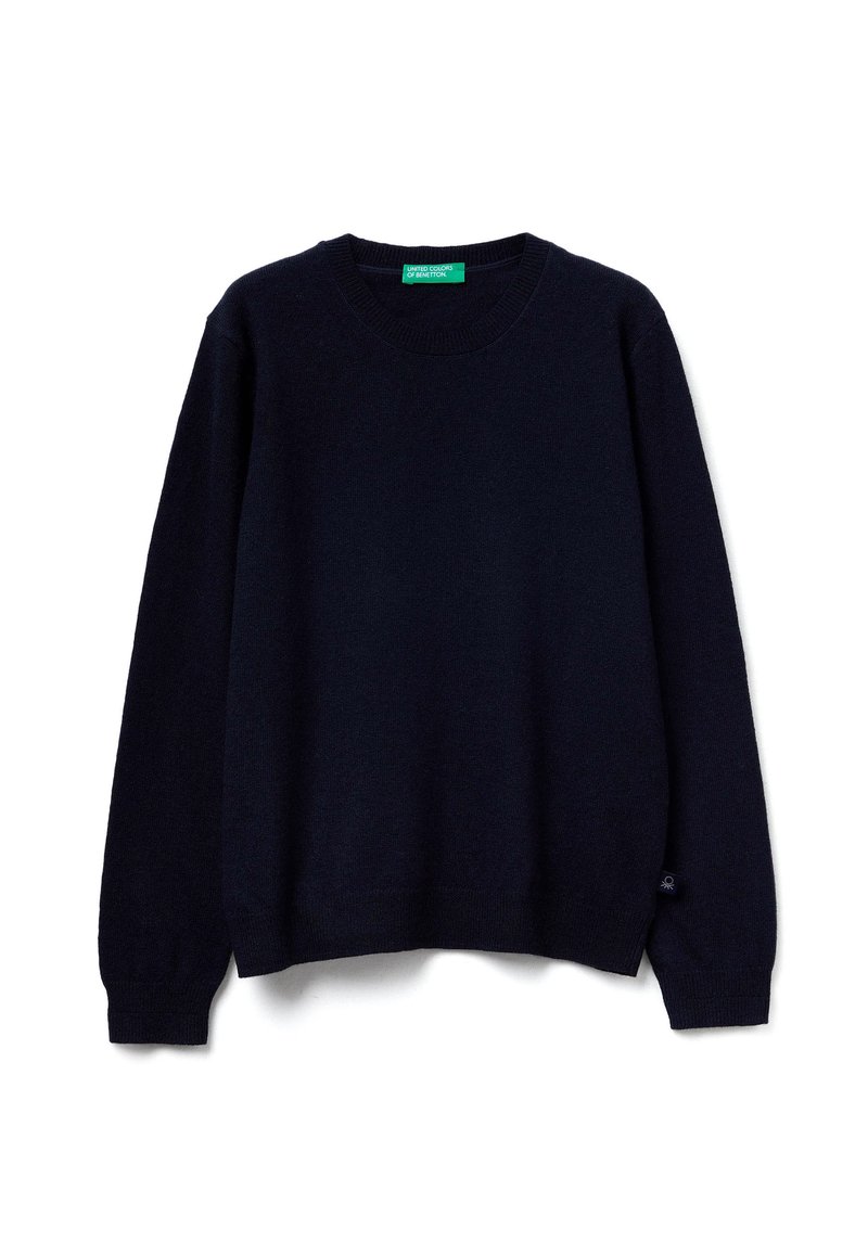 Námořnická modrá pletená svetr s kulatým výstřihem a dlouhými rukávy. Má žebrované manžety a lem. Logo štítek na dolním levém okraji.