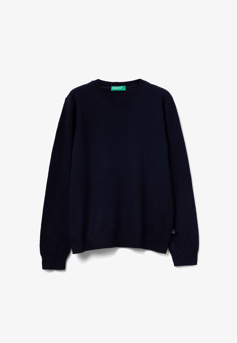 Granatowy sweter dziane z okrągłym dekoltem i długimi rękawami. Posiada ściągacze przy mankietach i u dołu. Metka z logo w lewym dolnym rogu.