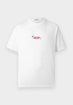 Tricou alb cu mâneci scurte, cu logo mic "REPLAY®" negru cu contur roșu și două icoane negre sclipitoare pe piept.