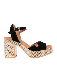 Sandalias de plataforma de ante negro con tacón trenzado, correa al tobillo con hebilla dorada y detalles en cuero marrón en la parte superior.