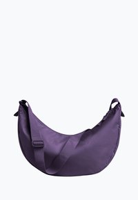 Borsa a spalla viola realizzata in tessuto morbido; forma a mezzaluna con tracolla regolabile e dettagli delle cuciture sottili. Nessuna ferramenta o accenti visibili.