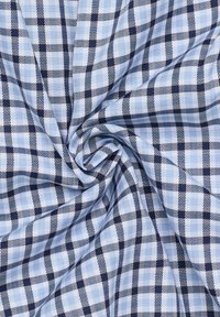 Lichtblauw en marineblauw geblokt stof, met een zachte textuur en een geweven patroon van contrasterende vierkanten en smalle lijnen.