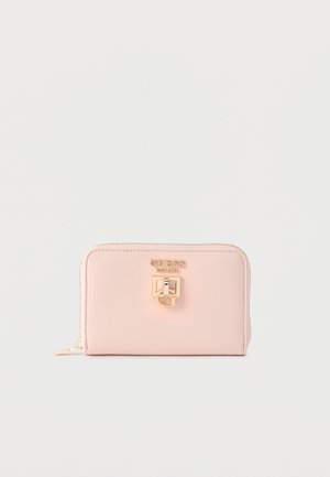 Portefeuille rose en cuir synthétique avec ferrures dorées, doté d'une fermeture éclair et d'un logo embossé à l'avant. Texture lisse et forme rectangulaire.