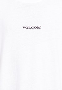 Hvid bomulds t-shirt med et sort trykt "VOLCOM"-logo centreret i brysthøjde. Korte ærmer og rund halsudskæring.