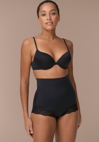 Sort lingerisæt bestående af en glat, polstret bh med justerbare stropper og højhælede trusser, accentueret med blonder ved kanten.