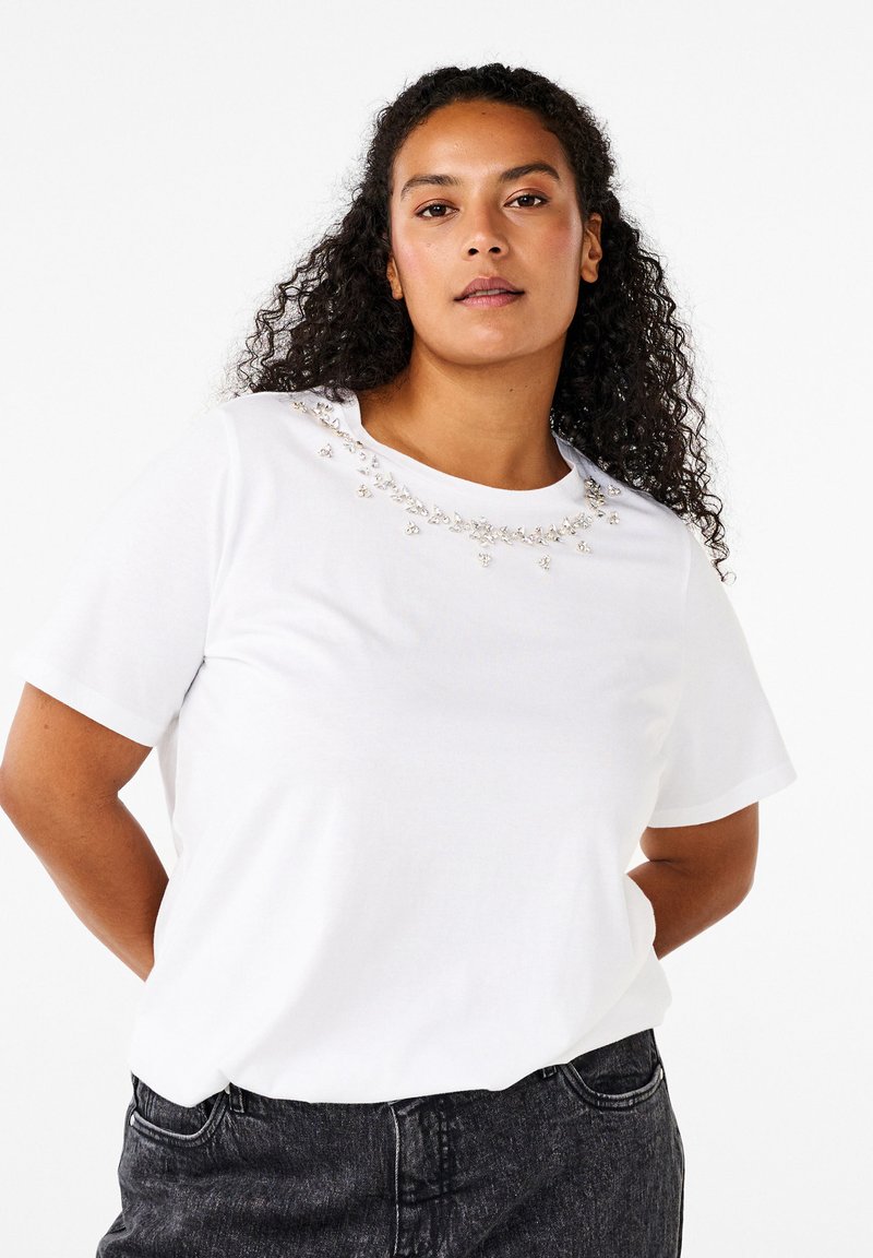 Zizzi RUNDHALSAUSSCHNITT STRASSSTEINEN - T-shirt imprimé - bright white