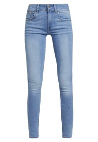 Jeans skinny de color azul claro, hechos de denim, con cierre de botón, cinturilla con presillas y cinco bolsillos. La tela tiene un aspecto descolorido.