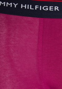 Tommy Hilfiger PREMIUM ESSENTIALS TRUNK 3 PACK - Cuecas boxer - ruby/sublunar/desert sky