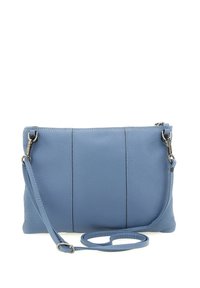 Borsa a tracolla in pelle blu con una tracolla rimovibile e ganci in metallo argentato, mostrata su sfondo bianco.